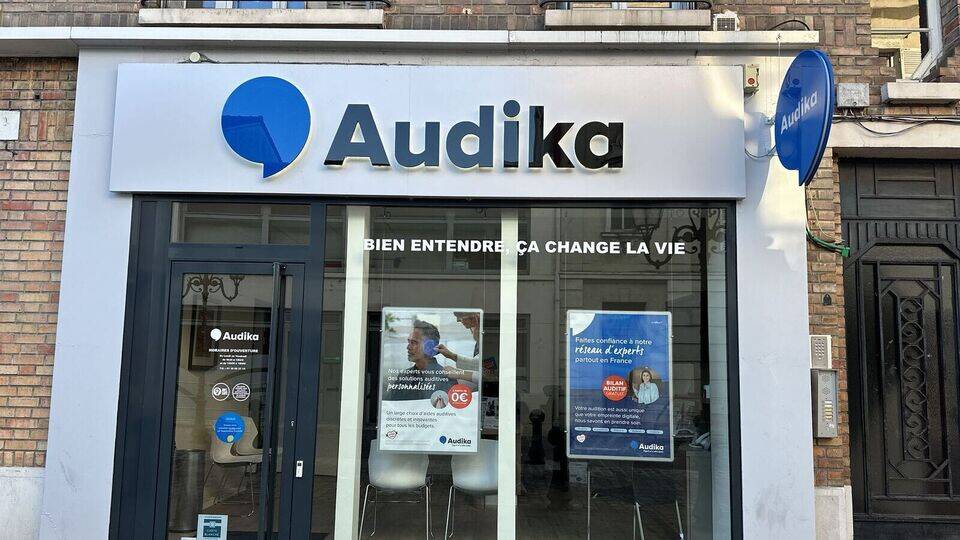 Devanture et vitrine de l'audioprothésiste Audika à Poissy
