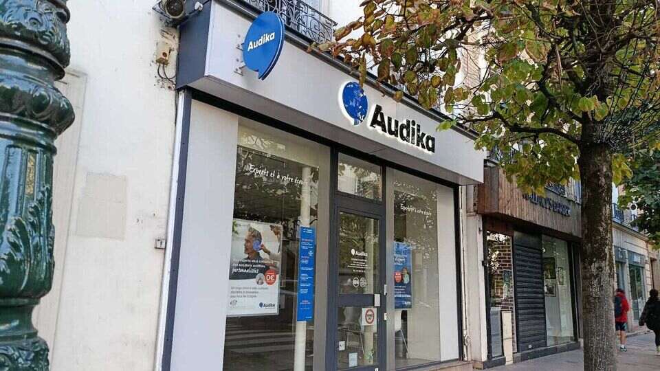 Devanture et vitrine de l'audioprothésiste Audika à Puteaux
