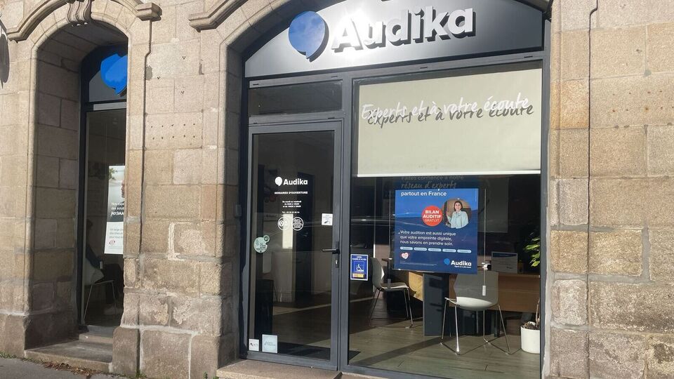 Devanture et vitrine de l'audioprothésiste Audika à Quimper