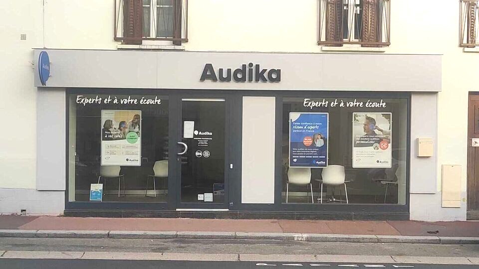 Devanture et vitrine de l'audioprothésiste Audika à Rambouillet