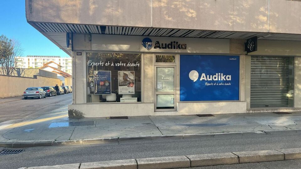 Devanture et vitrine de l'audioprothésiste Audika à Romans-sur-isère