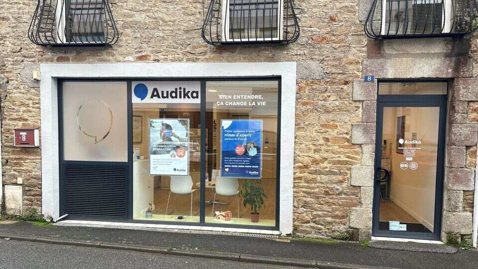Devanture et vitrine de l'audioprothésiste Audika à Rosporden