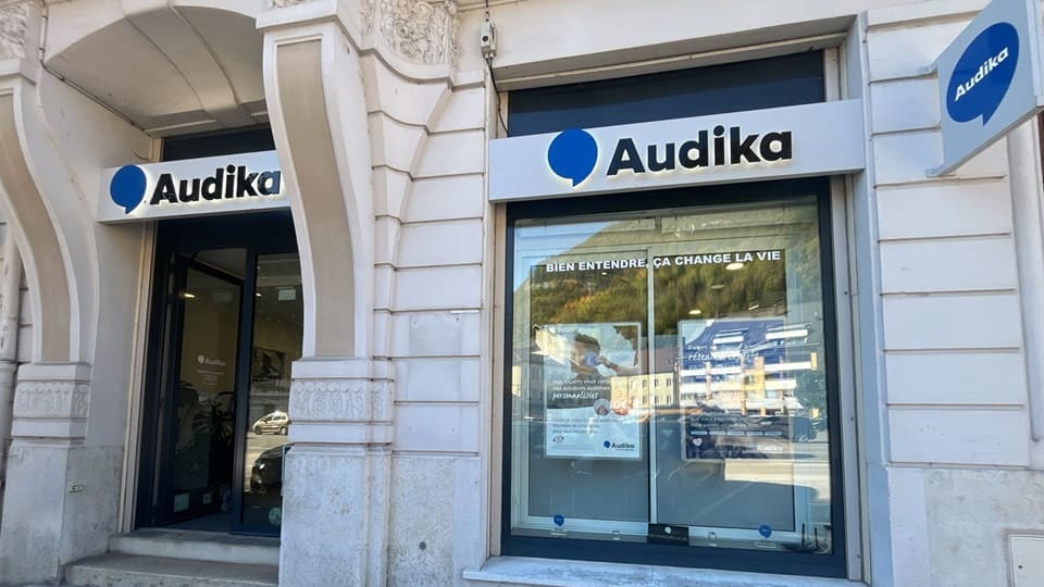 Devanture et vitrine de l'audioprothésiste Audika à Saint-Claude