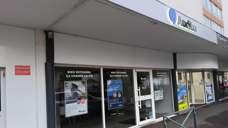 Devanture et vitrine de l'audioprothésiste Audika aux Sables d'Olonne