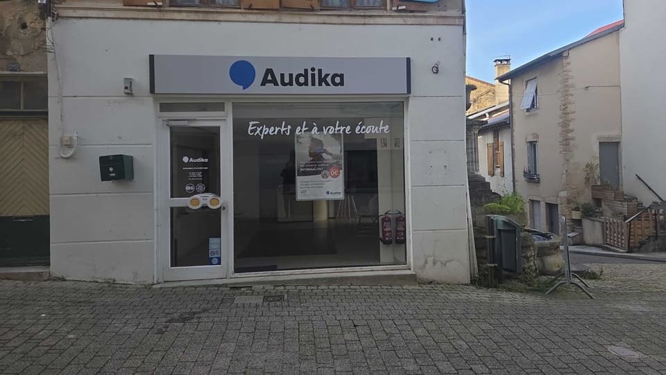 Devanture et vitrine de l'audioprothésiste Audika à Saint-Amour