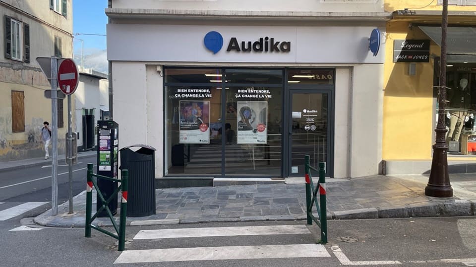 Devanture et vitrine de l'audioprothésiste Audika à Corte