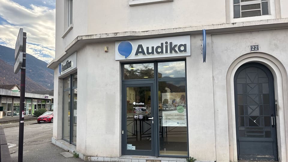 Devanture et vitrine de l'audioprothésiste Audika à Albertville