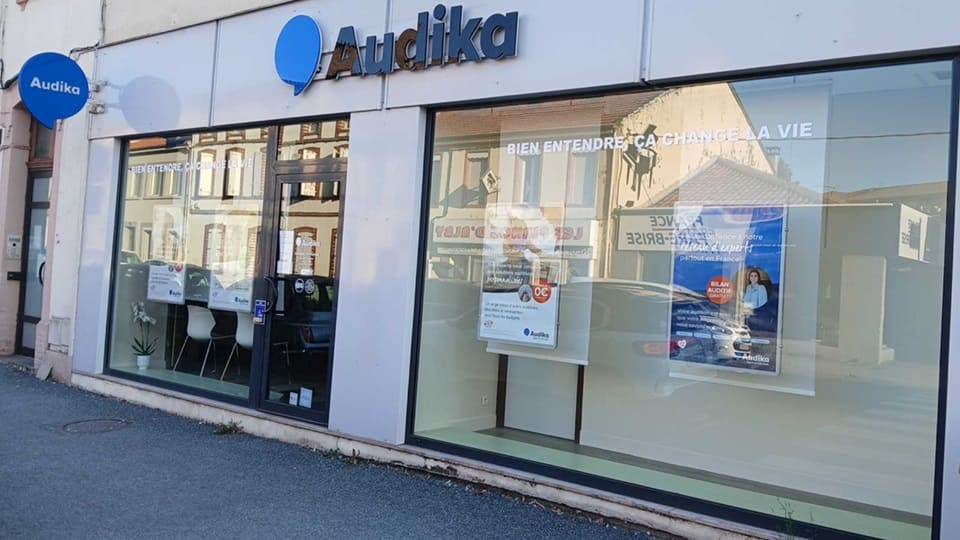 Devanture et vitrine de l'audioprothésiste Audika à Albi