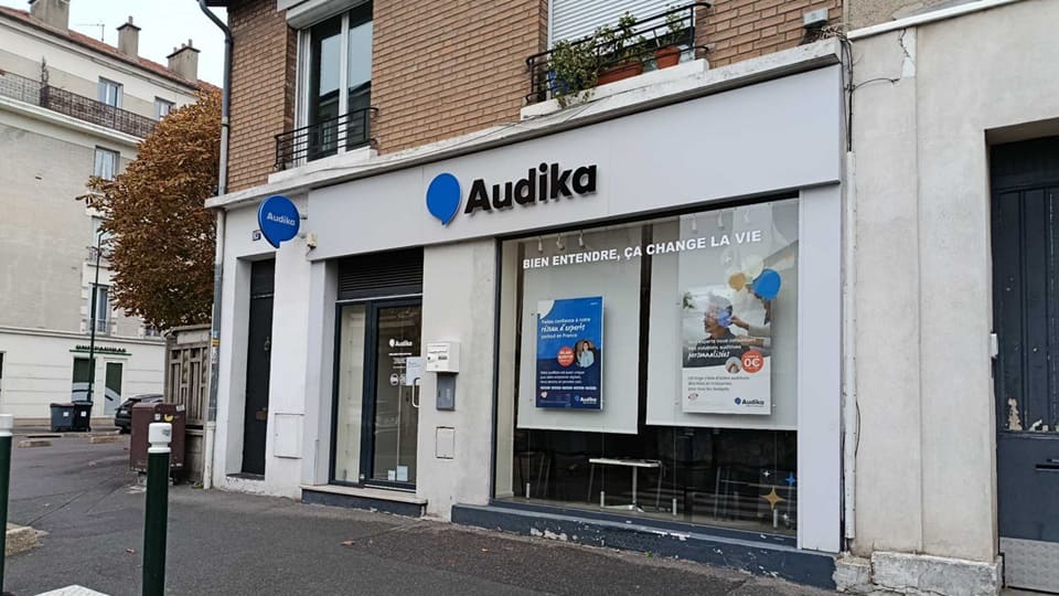 Devanture et vitrine de l'audioprothésiste Audika à Alfortville