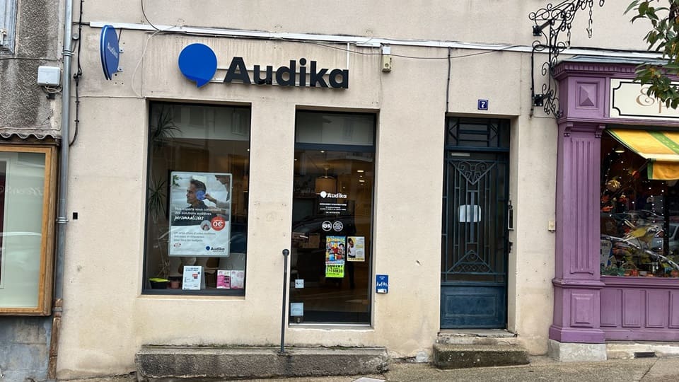 Devanture et vitrine de l'audioprothésiste Audika à Ambert