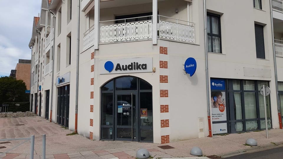 Devanture et vitrine de l'audioprothésiste Audika à Andernos-les-Bains
