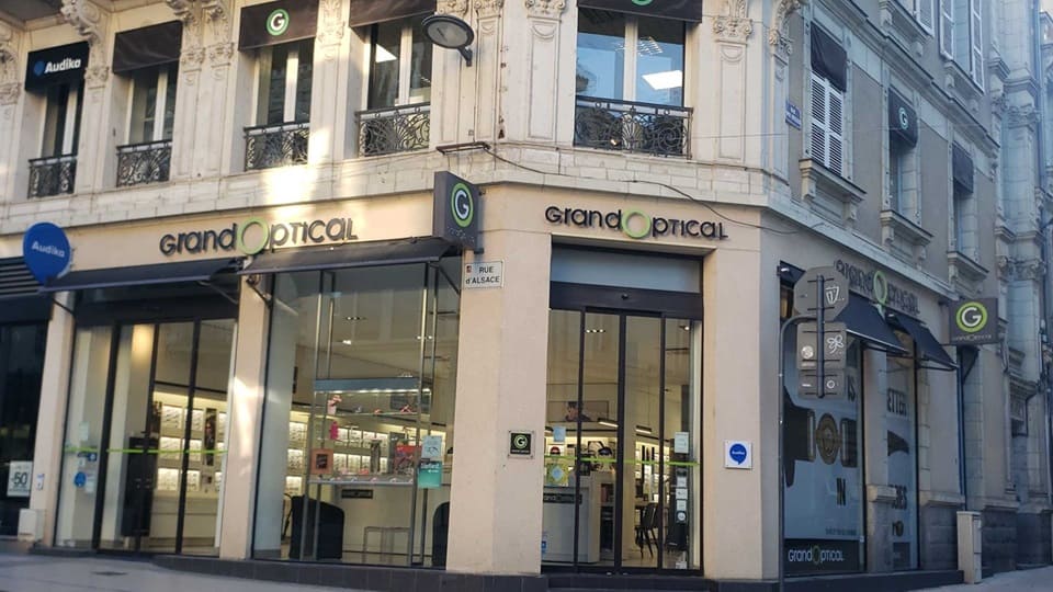 Devanture et vitrine de l'audioprothésiste Audika à Angers