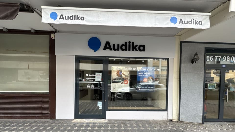 Devanture et vitrine de l'audioprothésiste Audika à Annemasse