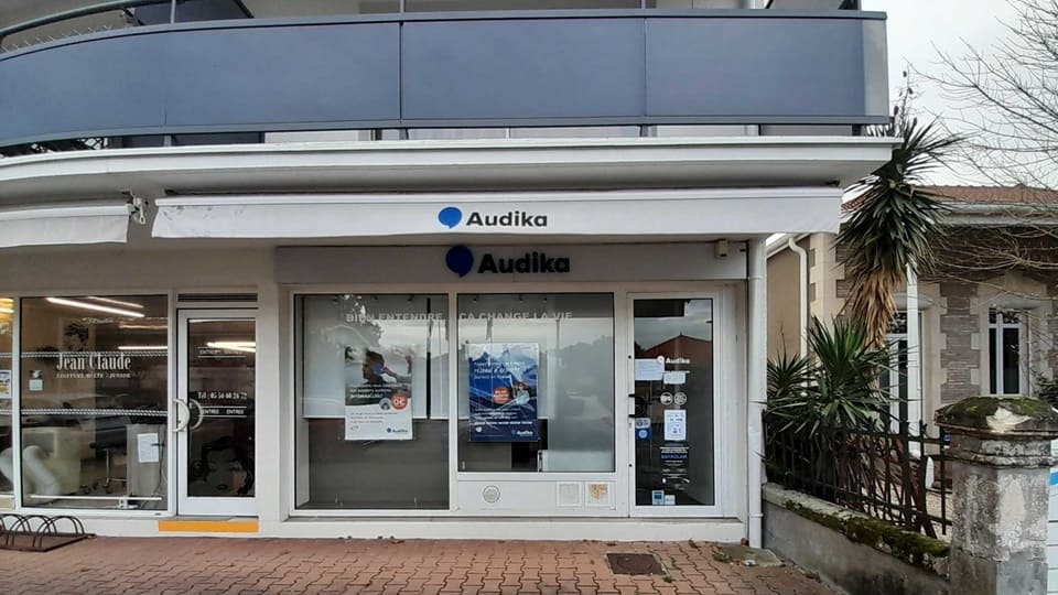 Devanture et vitrine de l'audioprothésiste Audika à Ares