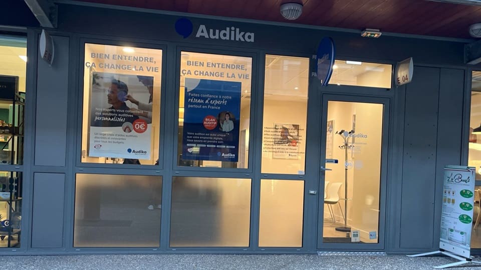Devanture et vitrine de l'audioprothésiste Audika à Arles