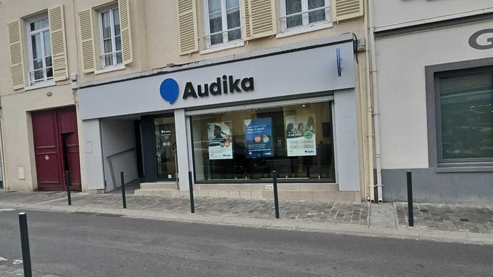 Devanture et vitrine de l'audioprothésiste Audika à Arpajon