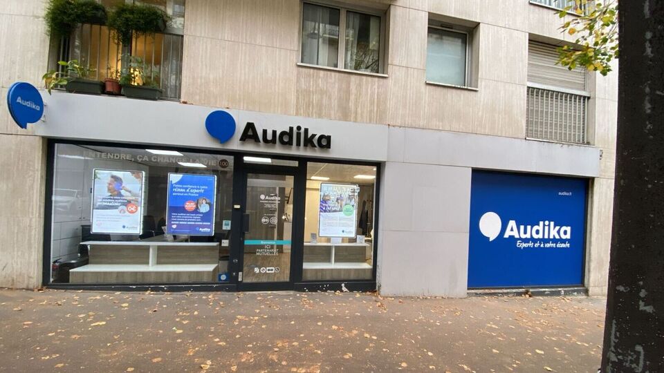 Devanture et vitrine du centre auditif Audika Paris Cambronne