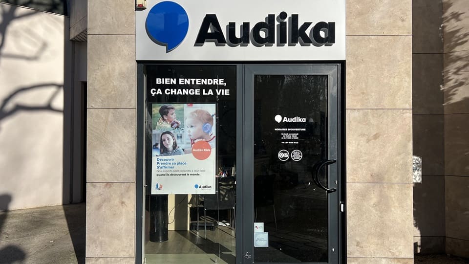 Devanture et vitrine de l'audioprothésiste Audika à Aulnay sous Bois