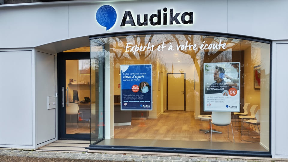 Devanture et vitrine de l'audioprothésiste Audika à Avranches