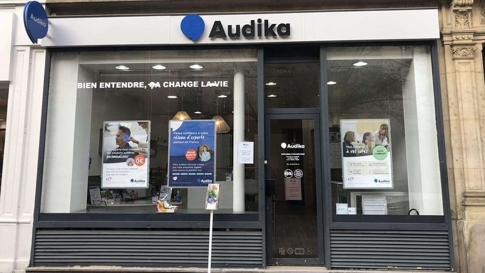 Devanture et vitrine de l'audioprothésiste Audika à Paris Marais