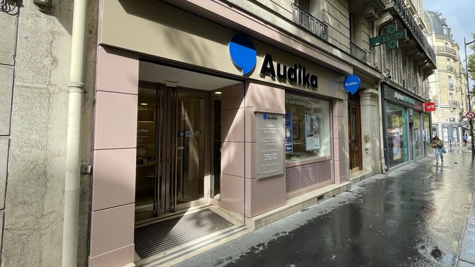 Devanture et vitrine du centre auditif Audika Paris Auteuil