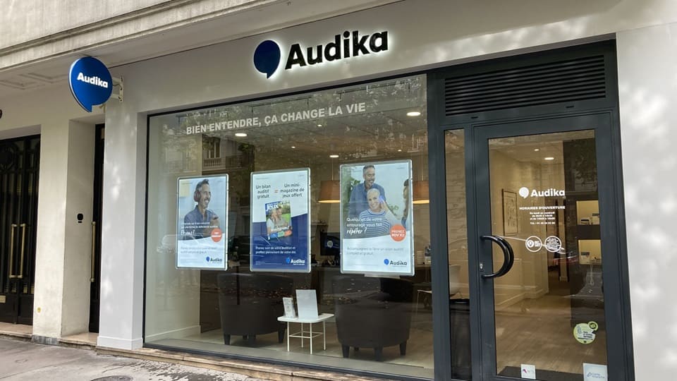 Devanture et vitrine de l'audioprothésiste Audika à Paris Pereire