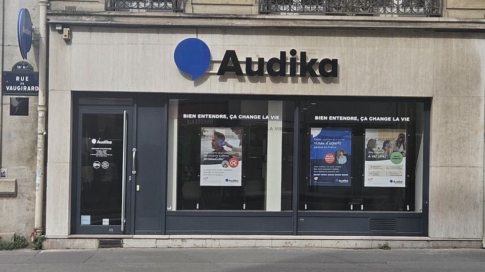 Devanture et vitrine du centre auditif Audika à Paris Vaugirard