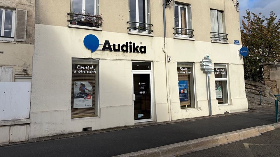 Devanture et vitrine de l'audioprothésiste Audika à Pontoise