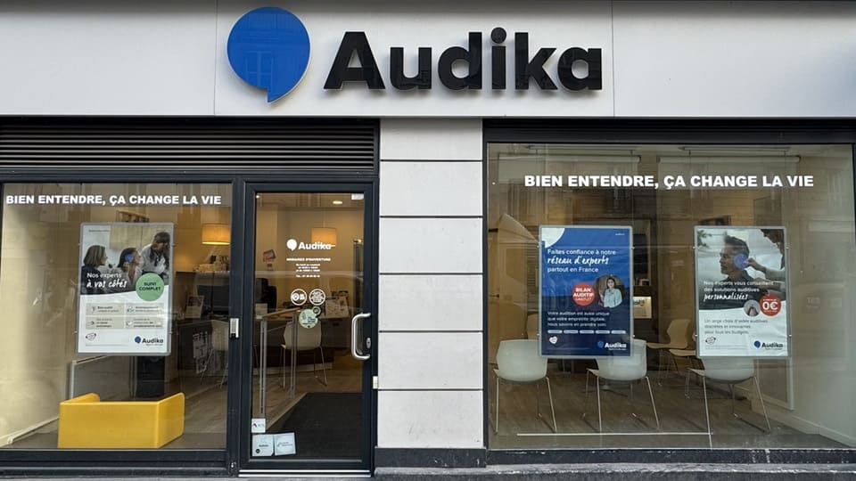 Devanture et vitrine de l'audioprothésiste Audika à Saint-Denis