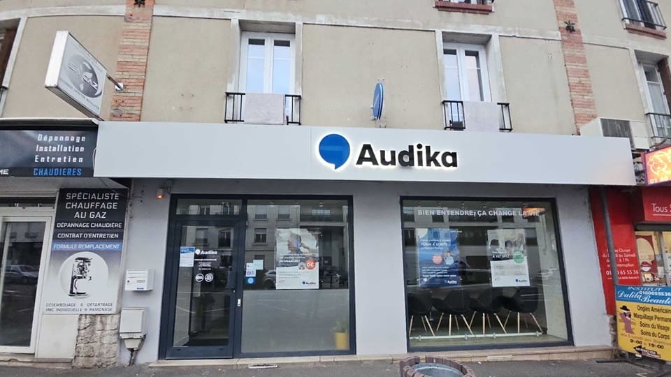 Devanture et vitrine de l'audioprothésiste Audika à Saint-Fargeau
