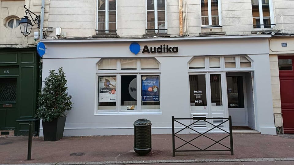 Devanture et vitrine de l'audioprothésiste Audika à Saint-Germain-en-Laye