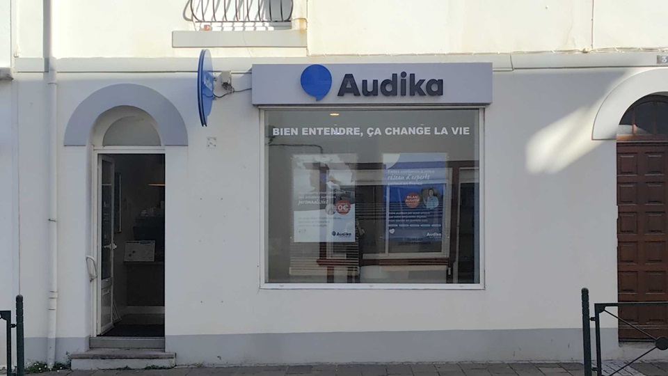 Devanture et vitrine de l'audioprothésiste Audika à Saint-Jean-de-Luz