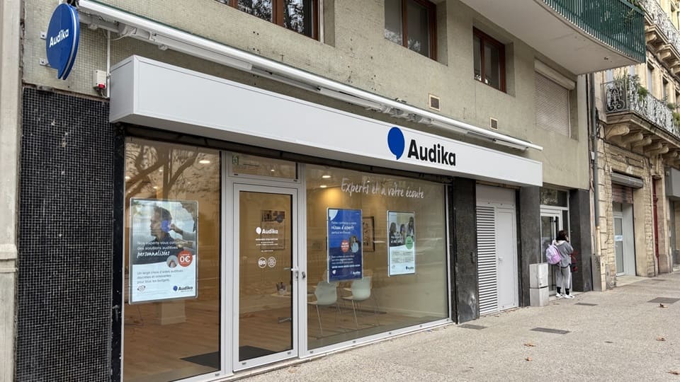 Devanture et vitrine de l'audioprothésiste Audika à Sète