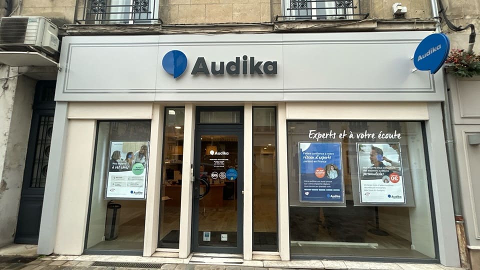 Devanture et vitrine du centre auditif Audika à Soissons