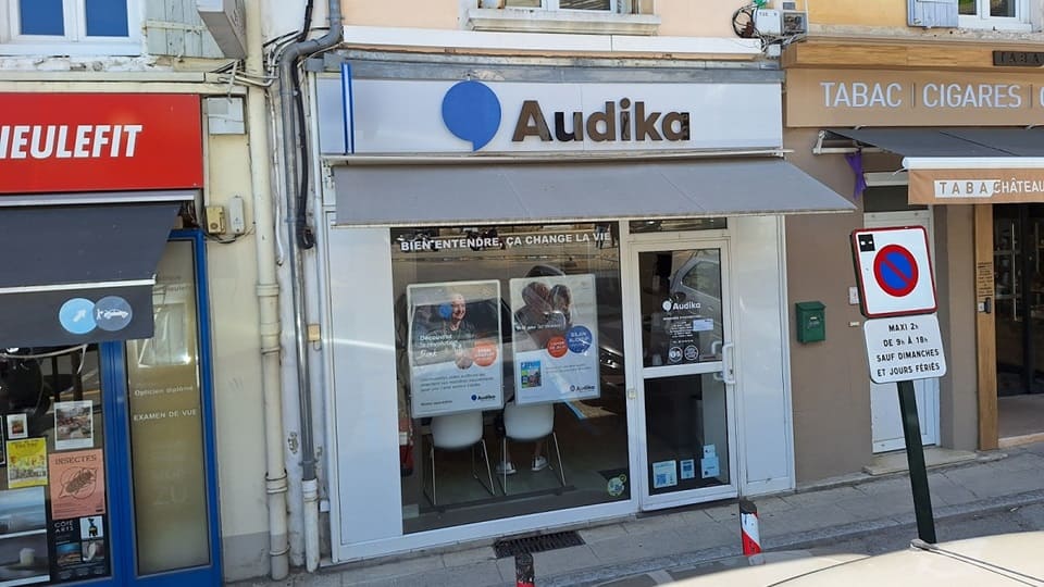 La façade d’une clinique Audika, spécialisée en soins auditifs, affiche le slogan ’Bien entendre, ça change la vie’. 