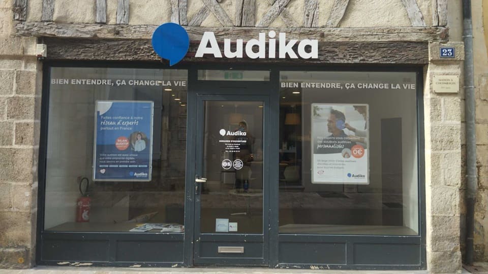 Devanture et vitrine de l'audioprothésiste Audika à Saint-Jean-D'Angély