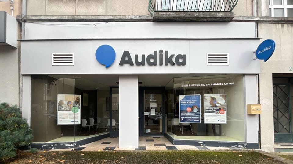 Devanture et vitrine de l'audioprothésiste Audika à Saint-Junien