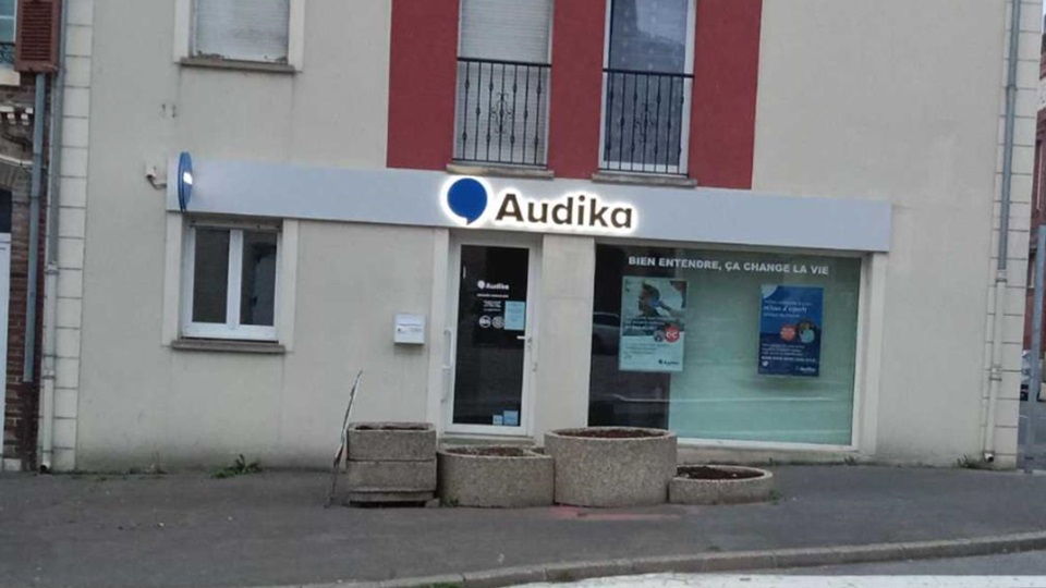 Devanture et vitrine de l'audioprothésiste Audika à Saint-Just-en-Chaussée