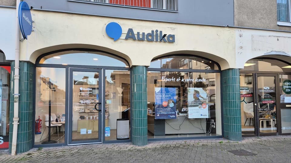 Devanture et vitrine de l'audioprothésiste Audika à Saint-Malo