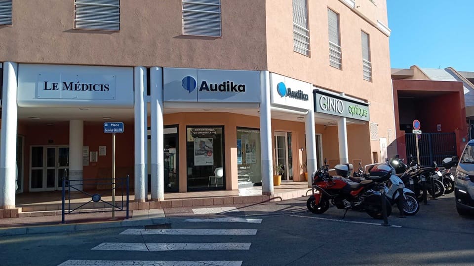 Devanture et vitrine de l'audioprothésiste Audika à Saint-Raphael