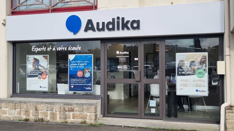 Devanture et vitrine de l'audioprothésiste Audika à Saint-Renan