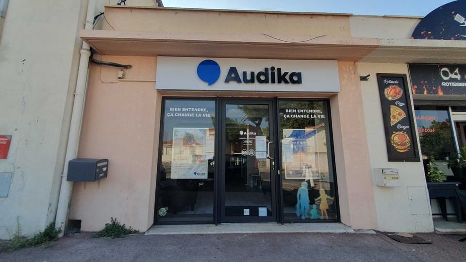 Devanture et vitrine de l'audioprothésiste Audika à Saint-Victoret