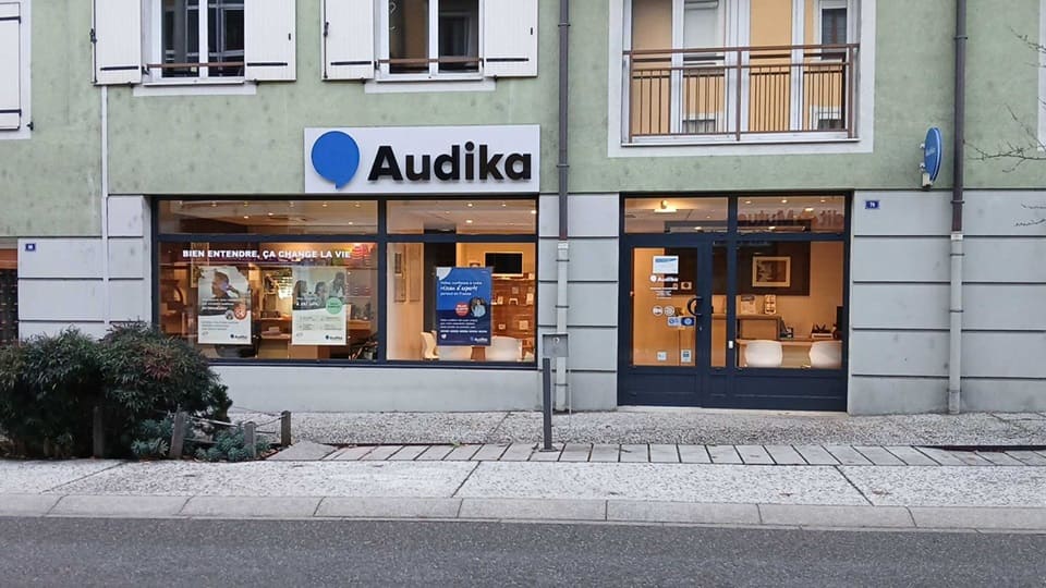 Devanture et vitrine de l'audioprothésiste Audika à Sallanches