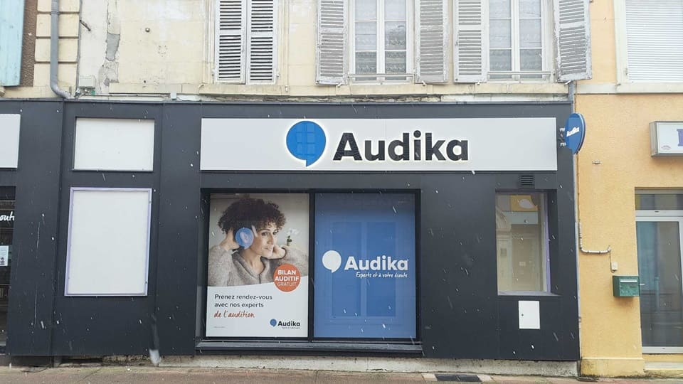 Devanture et vitrine de l'audioprothésiste Audika à Sancoins