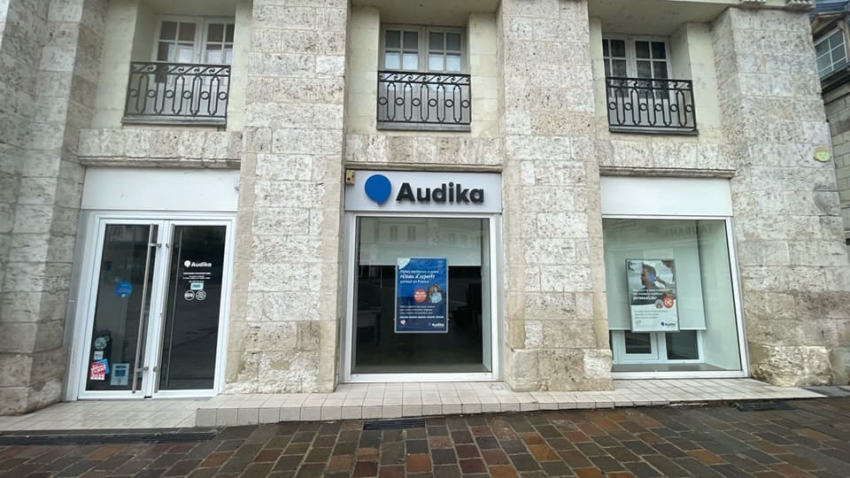 Devanture et vitrine de l'audioprothésiste Audika à Saumur