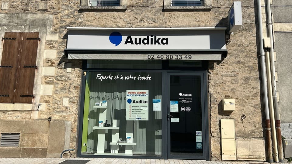 Devanture et vitrine de l'audioprothésiste Audika à Savenay