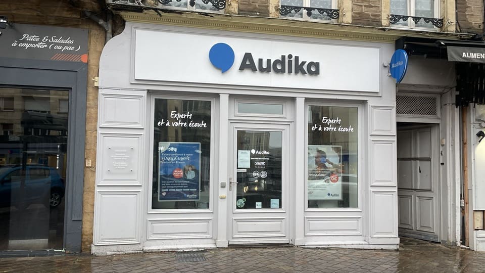 Devanture et vitrine de l'audioprothésiste Audika à Sedan