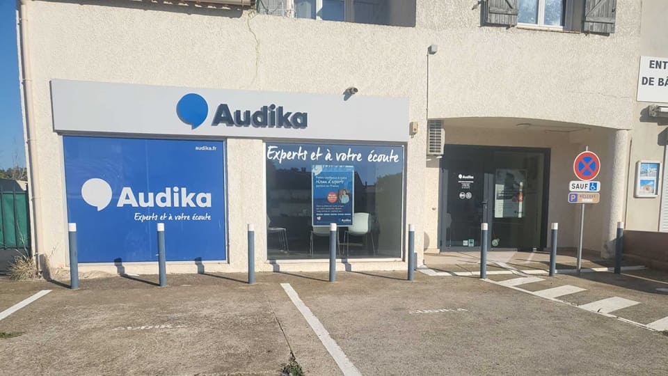 Devanture et vitrine de l'audioprothésiste Audika à Sérignan
