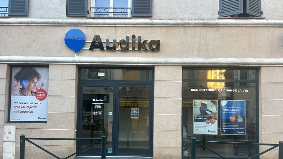 Devanture et vitrine de l'audioprothésiste Audika à Six-Fours-les-Plages