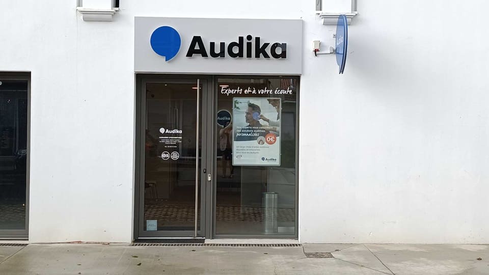 Devanture et vitrine de l'audioprothésiste Audika à Soustons